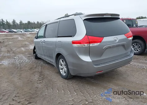 2011 Toyota Sienna Le V6 z USA, uszkodzony, nr VIN 5TDKK3DC7BS103747